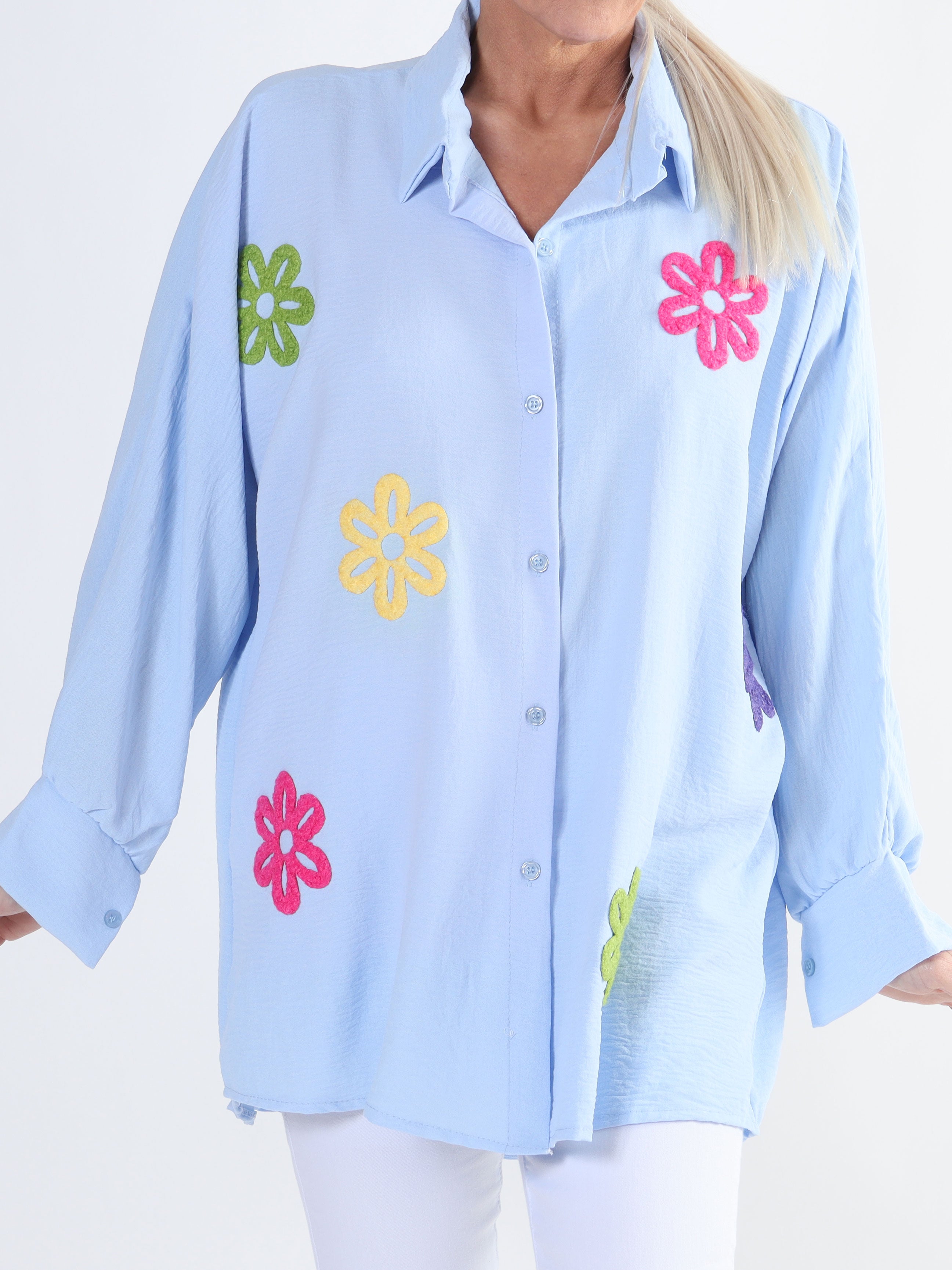 Katrin - Plus size skjorte med fine farvet blomster foran